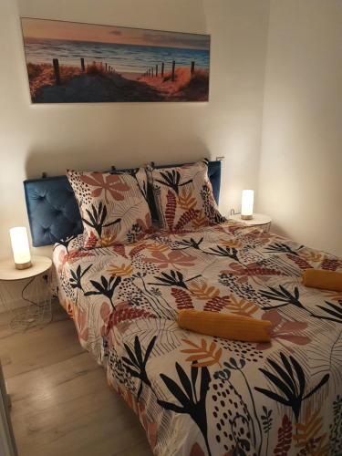 - une chambre avec un lit doté d'une couette et d'oreillers dans l'établissement Villa Saint Michel, à Saint-Félix-de-Lodez