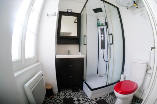 une salle de bain avec toilettes, lavabo et miroir dans l'établissement Studio douillet entre ville et océan - Etage 1 - Proche toutes commodités, à Les Sables-dʼOlonne