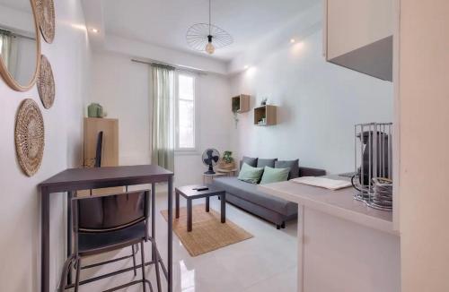 un salon avec un canapé et une table dans l'établissement STUDIO - Le Port Dolce Vita à Nice, à Nice