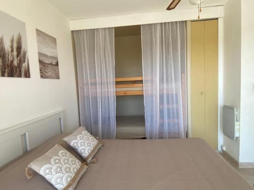 PORT CAMARGUE – BEL APPARTEMENT CLIMATISÉ AVEC VUE MER, TERRASSE PARKING – 4 PERSONNES