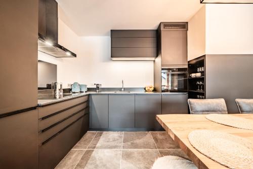 Kuchyň nebo kuchyňský kout v ubytování Apartment Rivulet, Châtel- by EMERALD STAY
