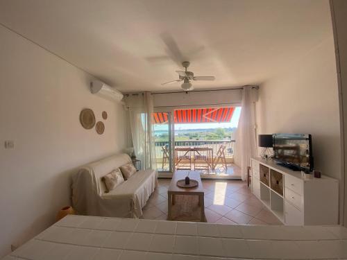 PORT CAMARGUE – BEL APPARTEMENT CLIMATISÉ AVEC VUE MER, TERRASSE PARKING – 4 PERSONNES