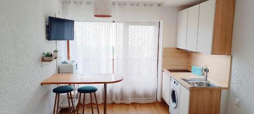 Η κουζίνα ή μικρή κουζίνα στο studio cosy vue lac, avec piscine et tennis