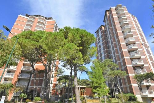 Condominio Due Torri في لينانو سابيادورو: شقتين طويلتين تحتوى على أشجار فى المقدمة