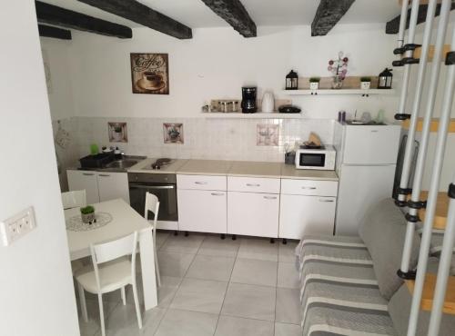 Η κουζίνα ή μικρή κουζίνα στο Apartment Leo Povile