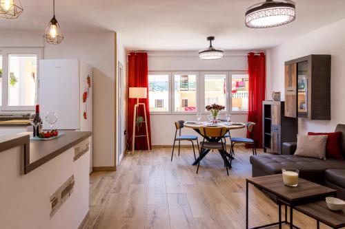 ペニスコラにあるApartamento Can Feliuのキッチンとテーブルのあるリビングルーム