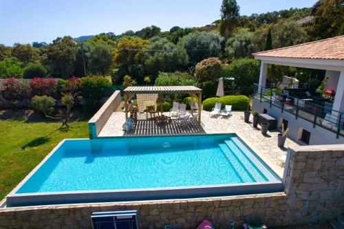 une piscine dans une cour à côté d'une maison dans l'établissement Valsamilo by Pinarello Villa Services, à Pinarellu