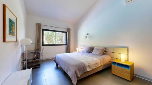 une chambre avec un grand lit et une fenêtre dans l'établissement Valsamilo by Pinarello Villa Services, à Pinarellu