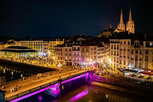 Photo de la galerie de l'établissement Bayonne superb T4 design, panoramic view, 8 people, à Bayonne