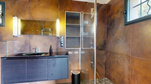 une salle de bain avec un lavabo et une douche dans l'établissement Valsamilo by Pinarello Villa Services, à Pinarellu