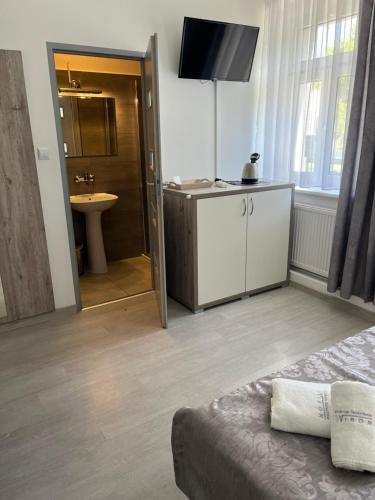 a bedroom with a bathroom with a sink and a toilet at Willa WIBOR ulica Tęsknoty 5 Dziwnów in Dziwnów