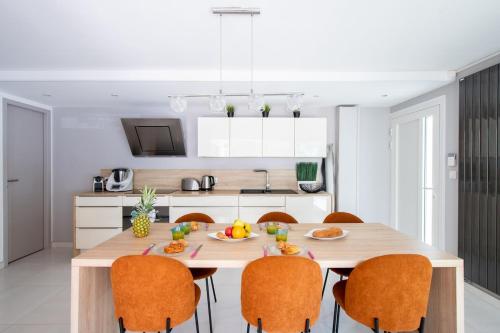 Dapur atau dapur kecil di Villa Soléa Beach 2 min Wifi Terrasse air conditionné