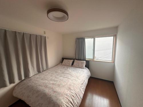 Postel nebo postele na pokoji v ubytování Ueno house 上野 独栋 超大浴室 和式 彩虹堀切菖蒲园站 四木站 高级日式建筑 免费停车場