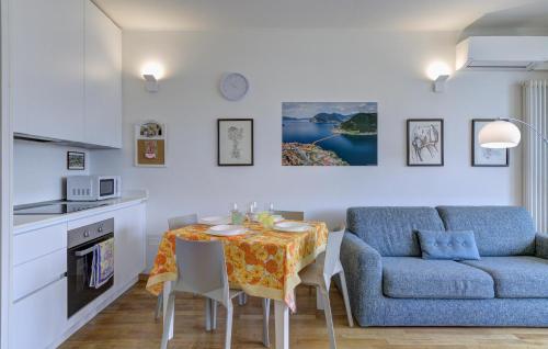 Dapur atau dapur kecil di Awesome Apartment In Solto Collina Bg