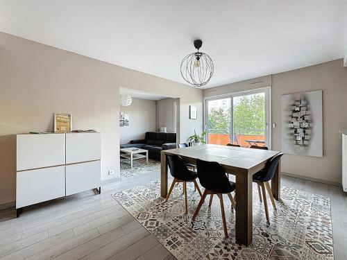 une salle à manger et un salon avec une table et des chaises dans l'établissement Chanturgue 90 m2 appart 6 pers, à Clermont-Ferrand
