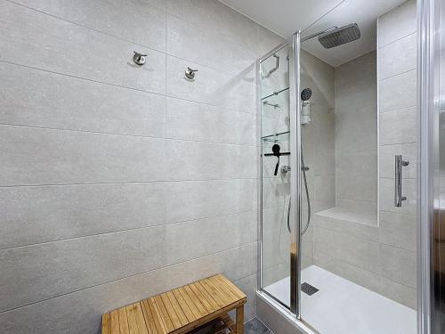 une salle de bain avec une douche avec une porte vitrée dans l'établissement Chanturgue 90 m2 appart 6 pers, à Clermont-Ferrand