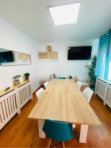 a large room with a wooden table and chairs at Piso Shic de playa Fenals con terraza y piscina in Lloret de Mar