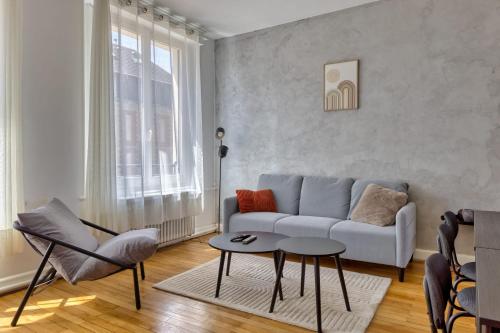 un salon avec un canapé et une table dans l'établissement Le Lili's Home élégant F4 proche du centre-ville de Rouen, à Rouen