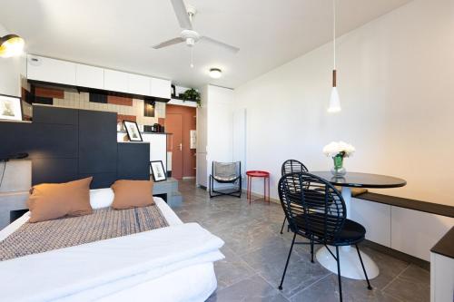 une chambre avec un lit, une table et des chaises dans l'établissement FRGK 