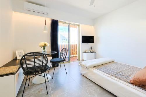 une chambre avec un lit, une table et des chaises dans l'établissement FRGK 