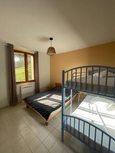 une chambre avec deux lits superposés et une fenêtre dans l'établissement maison le Rossignol, à Châtillon-en-Diois