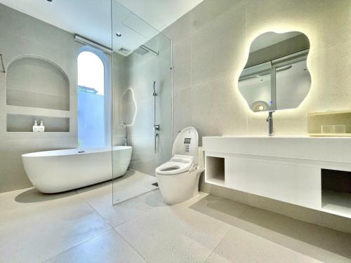 Un baño con bañera, inodoro y lavabo. en Villa Đà Nẵng LN View, en Da Nang