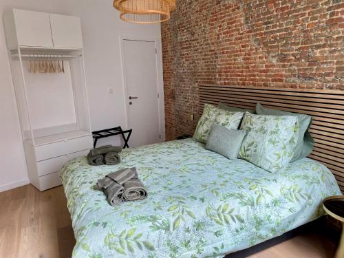 Postel nebo postele na pokoji v ubytování Brick 36 Antwerp - Contemporary Flat with Authentic Touch