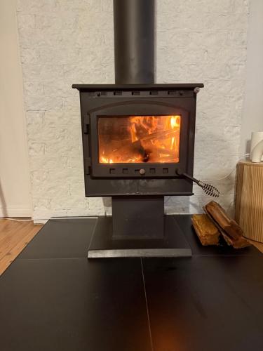 estufa con chimenea en la sala de estar en Shoaly House and Shoaly House Cottage - perfect for multiple families & wedding groups, en Shoal Bay
