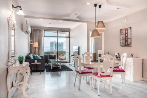 Χώρος καθιστικού στο Century Bay Private Residences