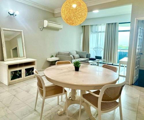 Χώρος καθιστικού στο Century Bay Private Residences