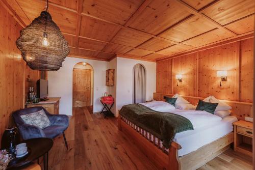Postel nebo postele na pokoji v ubytování Hotel Glücksschmiede - Hinterglemm