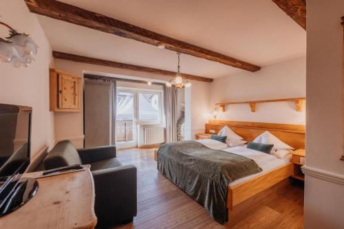 Postel nebo postele na pokoji v ubytování Hotel Glücksschmiede - Hinterglemm