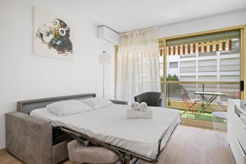 une chambre à l'hôpital avec un lit et une fenêtre dans l'établissement 