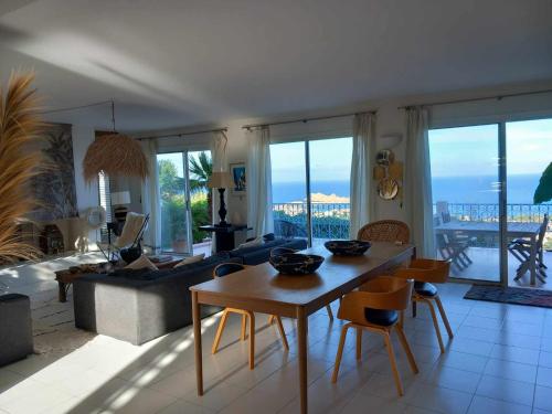 un salon avec une table et un canapé dans l'établissement Villa Monticello avec Piscine, à Monticello