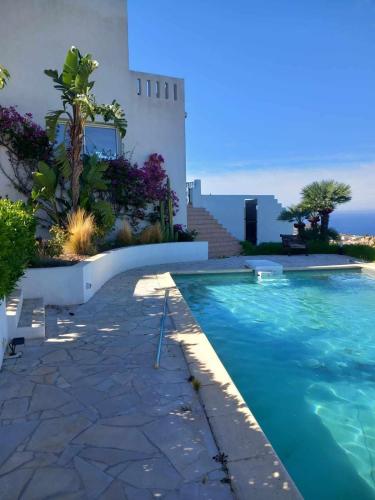 une piscine devant une maison dans l'établissement Villa Monticello avec Piscine, à Monticello