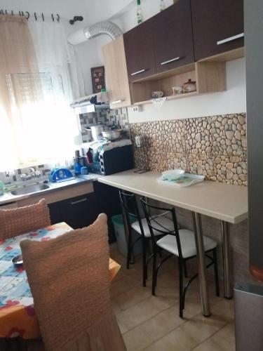 Η κουζίνα ή μικρή κουζίνα στο Kalis