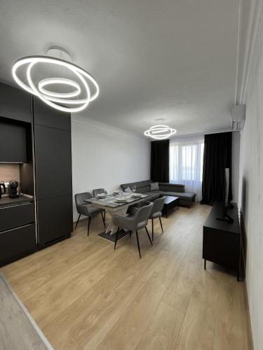 ein großes Wohnzimmer mit Tisch und Stühlen in der Unterkunft Lago Mare Apartment in Pomorie