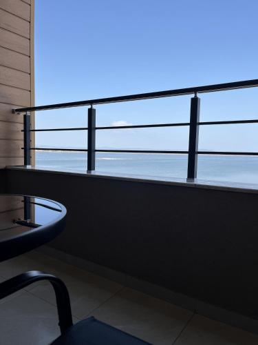 ein Balkon mit Meerblick in der Unterkunft Lago Mare Apartment in Pomorie