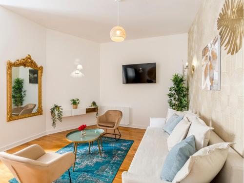 un salon avec un canapé et une table dans l'établissement Merveil - Family Suite - Champs Elysees - Monceau, à Paris