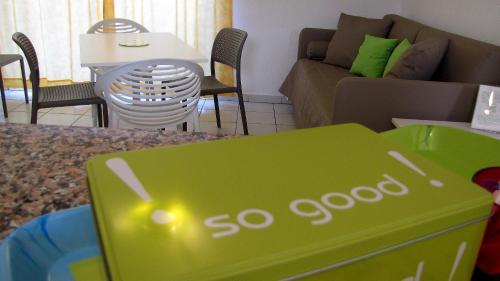 a green so good box in a living room at Résidence Saint Michel in LʼÎle-Rousse
