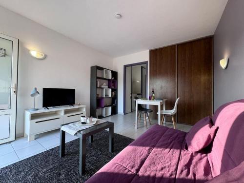 Μια τηλεόραση ή/και κέντρο ψυχαγωγίας στο Appartement Lilas - Résidence Kiwi