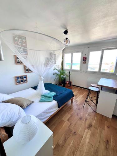une chambre avec un grand lit et un bureau dans l'établissement Cosy studio en étage résidence front de mer, à Palavas-les-Flots