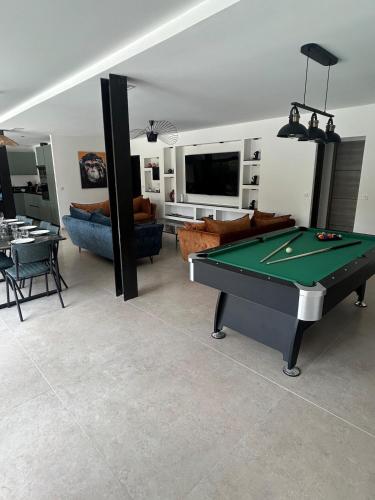 Villa 5 min walk to beach port