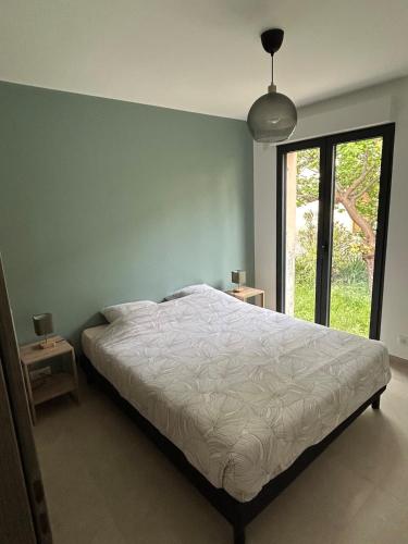 une chambre avec un lit et un mur végétal dans l'établissement Villa 5 min walk to beach port, à Fréjus