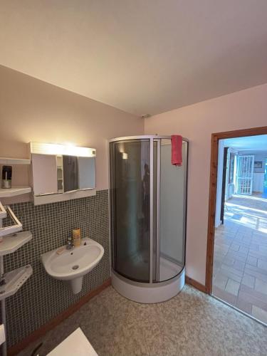 une salle de bain avec douche et lavabo dans l'établissement Villa avec grand terrain entouré de pins idéal pour les amoureux de la nature, à La Tranche-sur-Mer