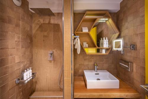Et badeværelse på Royal Ours Blanc Boutique Hôtel & Spa