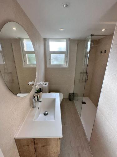 Modern beachfront apartment 2 Bdrm , incredible views