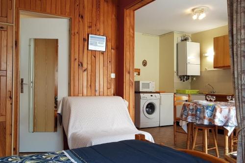 une chambre avec un lit et une cuisine dans l'établissement Résidence du Pré Brécel, à Saint-Malo