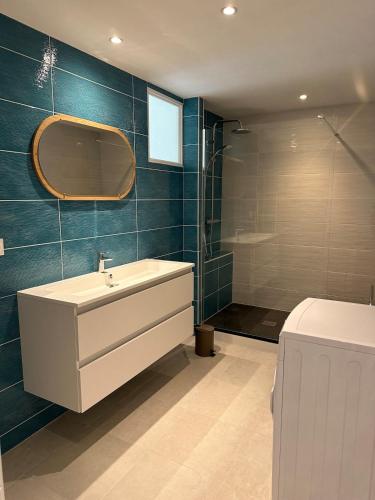 une salle de bain avec un lavabo, une douche et des toilettes dans l'établissement Chez Angèle - calme - proche plages - wifi, à Saint-Coulomb