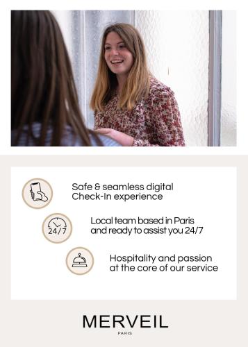 une femme sourit en se regardant dans un miroir dans l'établissement Merveil - Family Suite - Marais - Sebastopol III, à Paris